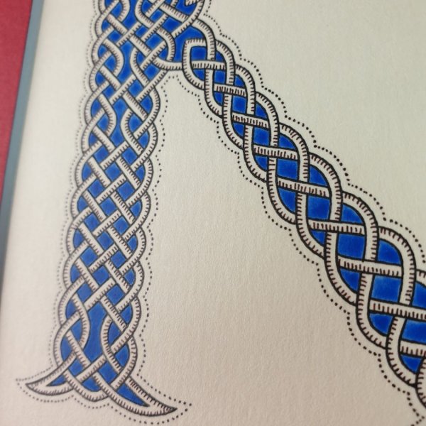 Bokstaven K med ljus och interlacing