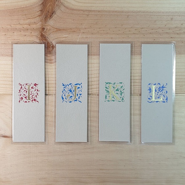 Marque-pages personnalisés avec initiales enluminées et dorure à la feuille.