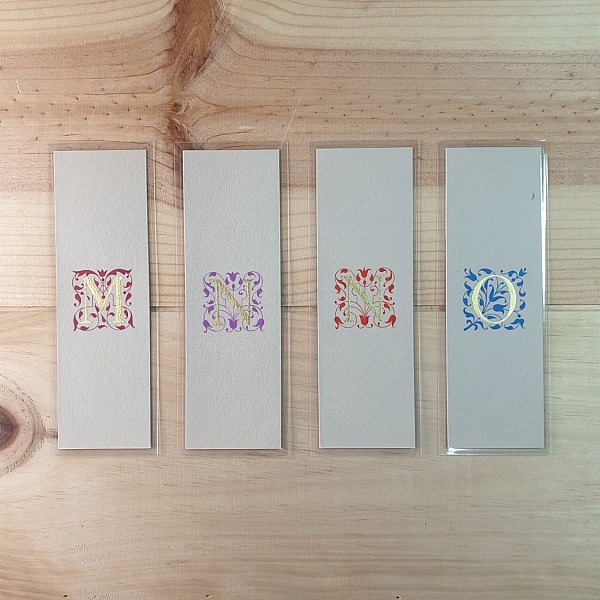 Marque-pages personnalisés avec initiales enluminées et dorure à la feuille.