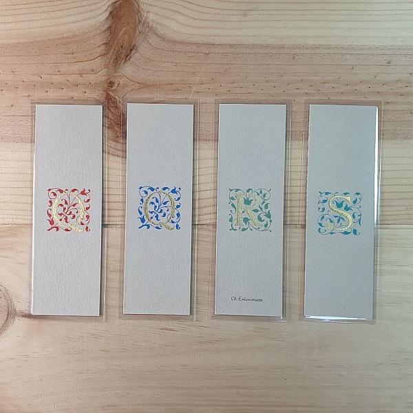 Marque-pages personnalisés avec initiales enluminées à la feuille d'or.