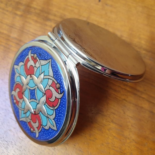 Arabesque belyst v&auml;skspegel