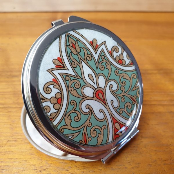 Arabesque belyst v&auml;skspegel