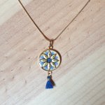 Guld/blått blomsterhalsband med hänge på guldkedja