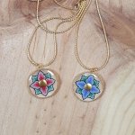 Halsband med rosa eller blå blommor på guldkedja
