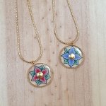 Halsband med rosa eller blå blommor på guldkedja