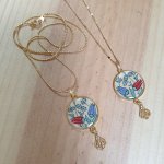 Halsband hängande upplysta orientaliska blommor runt halsen eller halsband