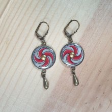 Röda spiralörhängen