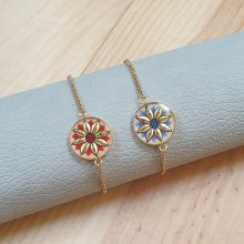 Justerbart armband med guld/blå blomdesign på guldkedja