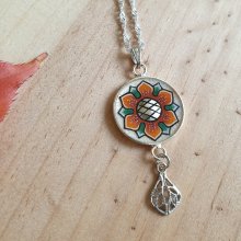 Halsband med orange/gyllene vårblomma på silverkedja