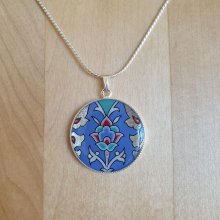Halsband med blomma och arabeskdesign blå/silver/grön/rosa på silverkedja