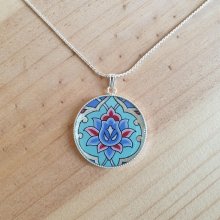 Halsband med blomma och arabesker i grönt/silver/blått/rosa på silverkedja