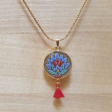 Halsband hänge belyst blå orientalisk blomma