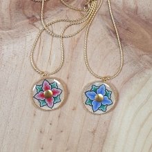 Halsband med rosa eller blå blommor på guldkedja