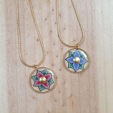 Halsband med rosa eller blå blommor på guldkedja