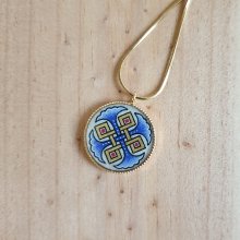 Halsband med hängande halsband med blå palmetter, guld och röda flätningar på guldkedja.
